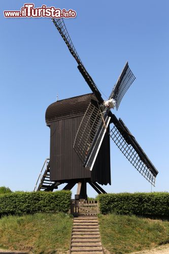 Immagine Un mulino a vento nei dintorni di Bourtange, il borgo a pianta di stella del nord dell'Olanda - © Peter Zijlstra / Shutterstock.com