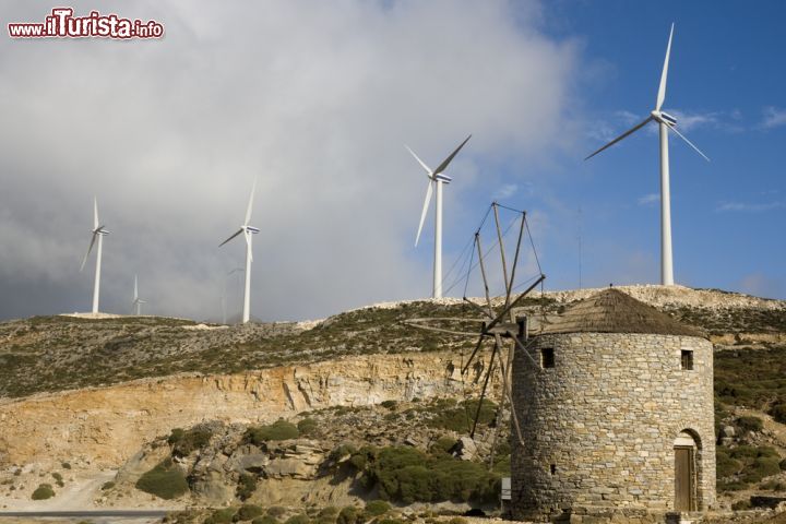 Immagine Impianto eolico a Naxos, Grecia - La brezza che soffia in questa terra greca mette in funzione i tanti mulini a vento ancora oggi attrazioni turistiche di Naxos © baldovina / Shutterstock.com