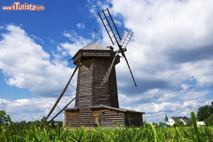 Immagine Mulino a vento a Suzdal, Russia - Fra i manufatti più caratteristici costruiti interamente in legno e ospitati nel grande Museo delle Architetture di Suzdal ci sono anche mulini a vento che risalgono al 1756 © dimbar76 / Shutterstock.com