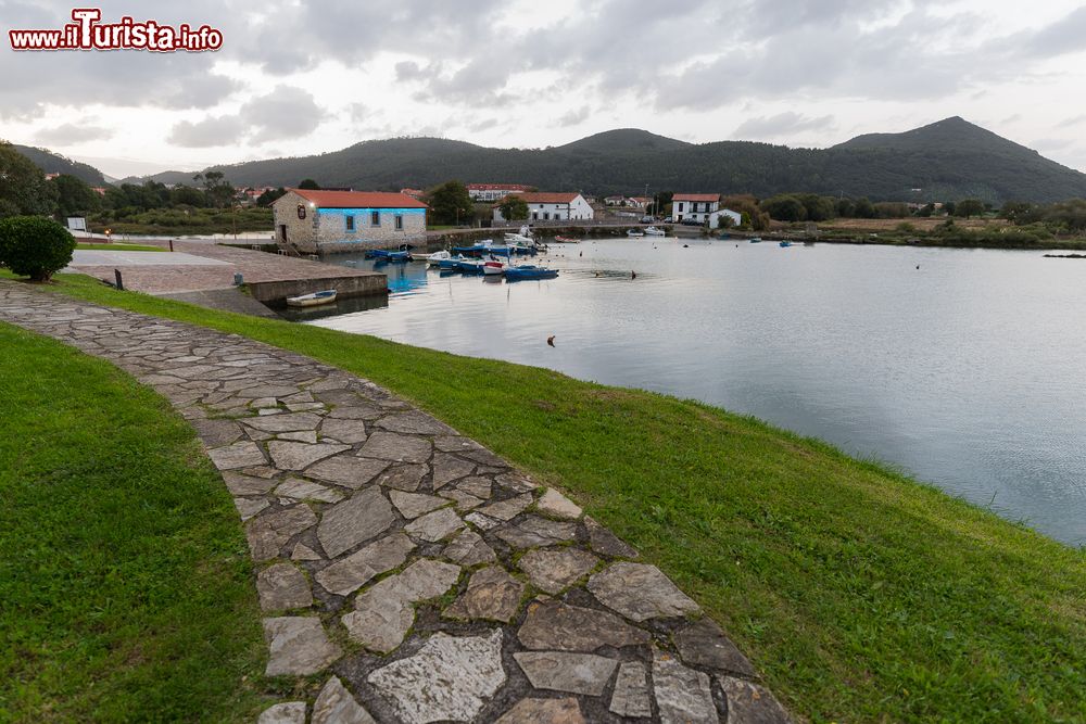 Immagine Mulino ad acqua nella riserva naturale della Marismas, Noja, Spagna. Venivano utilizzati per sfruttare la forza delle ondate e delle maree. Oggi è ancora possibile osservare ciò che rimane di di due mulini dall'ingegnoso sfruttamento idrico del mare.