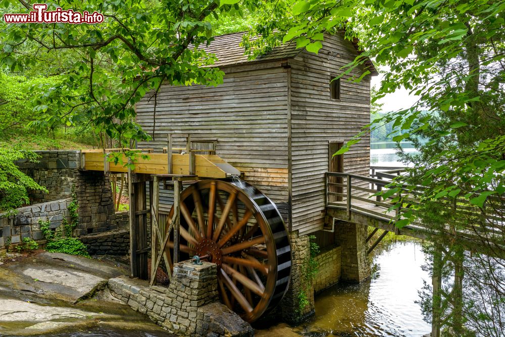 Immagine Un mulino ad acqua nello Stone Mountain State Park di Atlanta, Stati Uniti d'America.