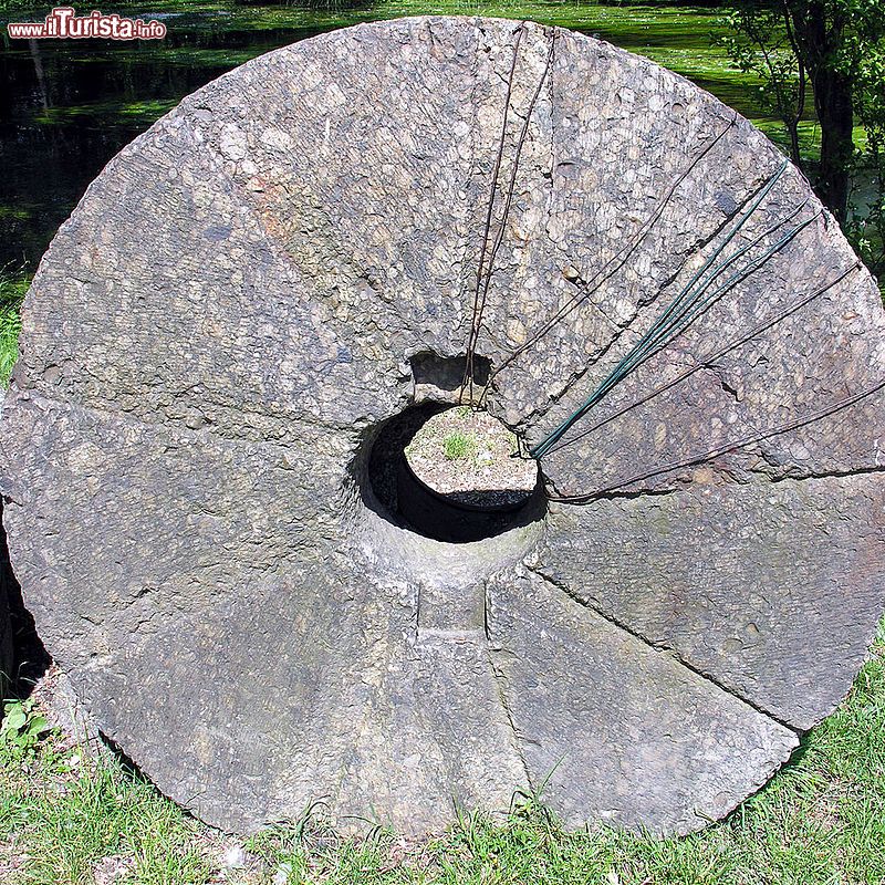Immagine Mulino Cervara: una macina in pietra a Quinto di Treviso in Veneto - © Threecharlie, CC BY-SA 4.0, Wikipedia