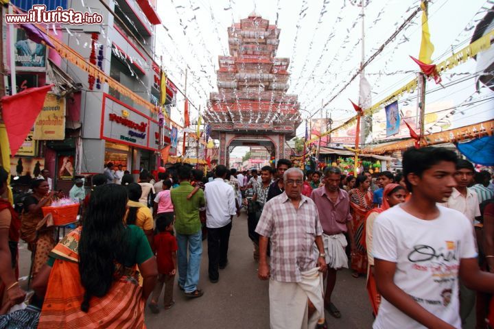 Immagine La folla durante il festival noto come "Mullackal Chirappu" presso il tempio dedicato a Raja Rajeshswari nella città di Alleppey (India) - foto © AJP / Shutterstock.com