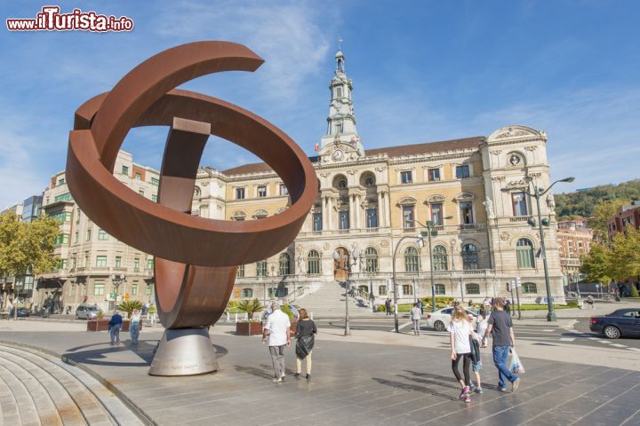 Immagine Il palazzo del Municipio (Ayuntamiento o Casa Consistorial) di Bilbao (Paesi Baschi, Spagna) si trova in plaza Ernesto Erkoreka - foto © leonardo2011 / Shutterstock