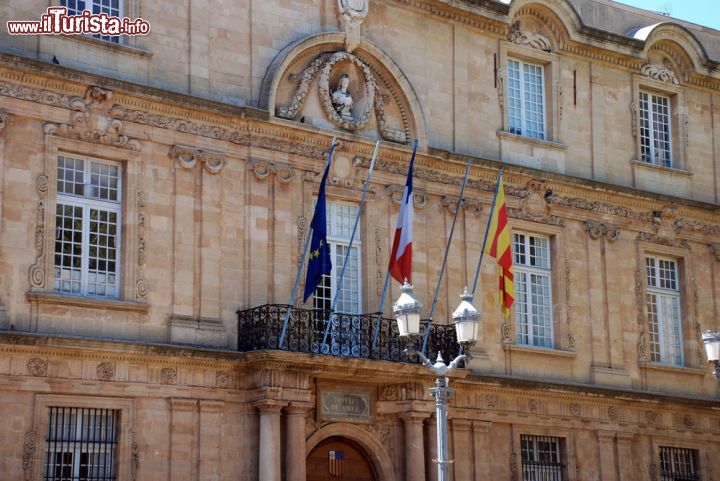 Immagine Municipio di Aix-en-Provence, Francia - La sua architettura domina una delle più belle piazze della città francese. L'Hotel de Ville di Aix en Provence venne costruito a metà del XVII° secolo da Pierre Pavillo: da notare il cancello in ferro battuto, la grande scalinata, la Torre dell'Orologio eretta nel 1505 che si trova a lato dell'edificio e i tanti caffé e ristoranti che circondano la piazza quadrata in cui, ancora oggi, ha sede un pittoresco mercato dei fiori © Daniel Leppens / Shutterstock.com