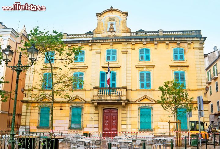 Immagine Municipio di Bastia, Corsica. Si trova in Place du Marché, vicino al vecchio porto, l'elegante palazzo che ospita l'Hotel de Ville di Bastia - © eFesenko / Shutterstock.com