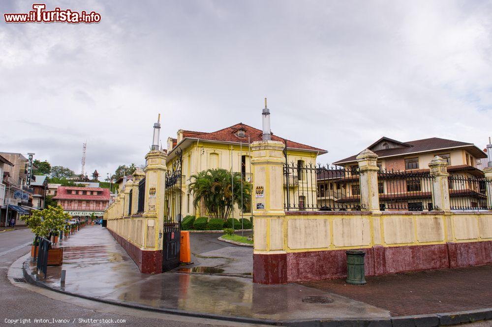 Immagine Il Municipio di Cayenne, Guyana Francese. Fra i tanti palazzi da visitare in città uno è quello che ospita la sede dell'amministrazione cittadina - © Anton_Ivanov / Shutterstock.com