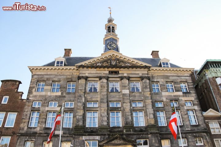 Immagine Il Municipio (in olandese: Het Stadhuis) di Den Bosch si trova sulla piazza principale della cittadina della provincia del Brabante del Nord - foto © Nick_Nick / Shutterstock.com