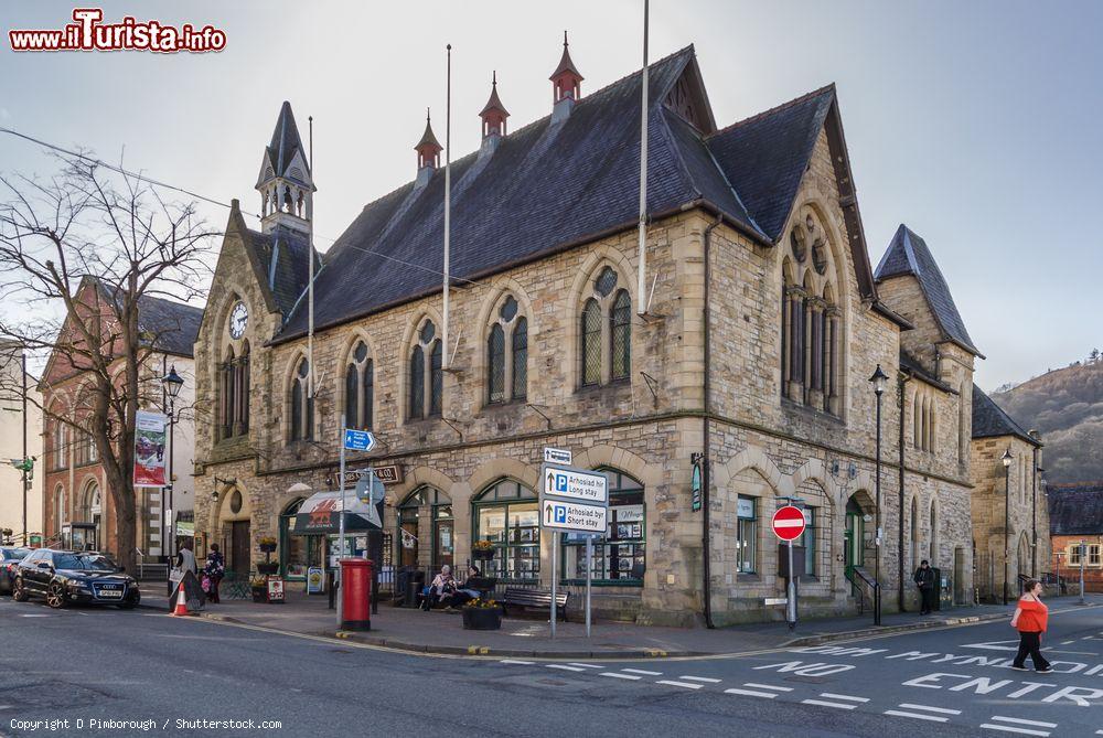 Immagine Il Municipio (Town Hall) di Llangollen (Galles) si trova in Castle Street. L'edificio fu costruito nel 1867 - foto © D Pimborough / Shutterstock.com