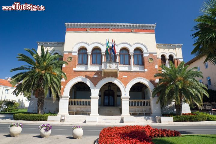 Immagine Municipio di Porec, Croazia. Il bell'edificio di Parenzo che ospita al suo interno la sede del governo municipale cittadino - © Mikhail Nekrasov / Shutterstock.com