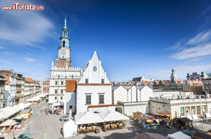 Immagine Municipio di Poznan, Polonia - Fu l'architetto svizzero Giovanni Battista di Quadro a realizzare attorno al 1550 l'odierno edificio del Municipio di Poznan. L'attuale torre venne poi ricostruita nel XVIII° secolo, in seguito al crollo della precedente: sulla sua guglia è stato inoltre aggiunto lo stemma della Polonia che rappresenta un'aquila coronata. Sino al 1939 ha svolto la funzione di palazzo municipale per poi diventare la sede del museo della storia della città © Sopotnicki / Shutterstock.com