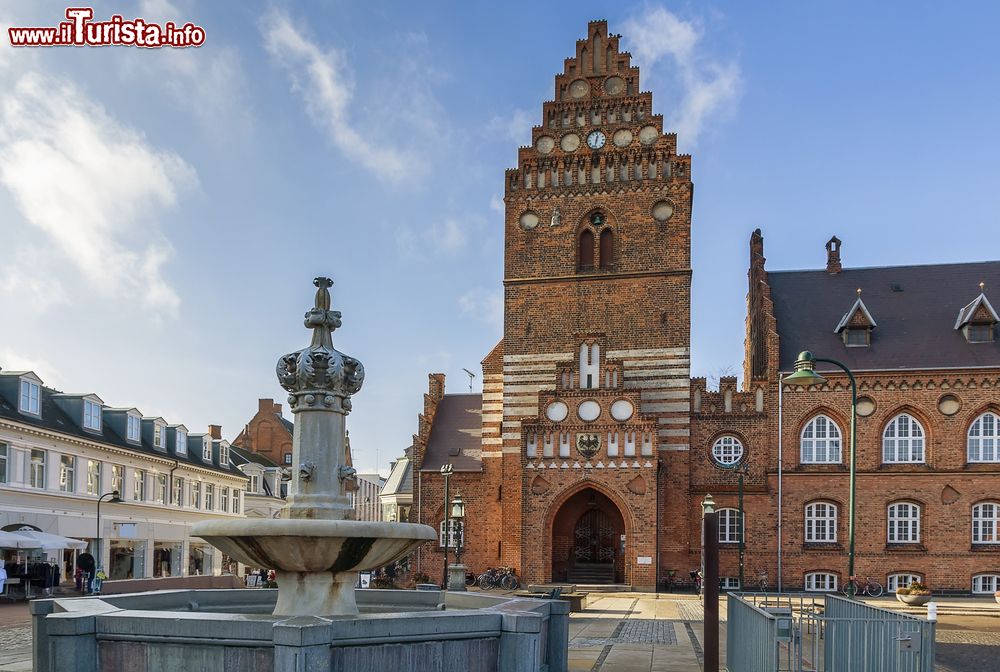 Immagine Il Municipio di Roskilde, Danimarca. E' ospitato in un edificio in stile neo gotico del XIX° secolo; la torre è ciò che rimane della chiesa di St. Lawrence costruita agli inizi del XII° secolo e poi distrutta durante la Riforma.