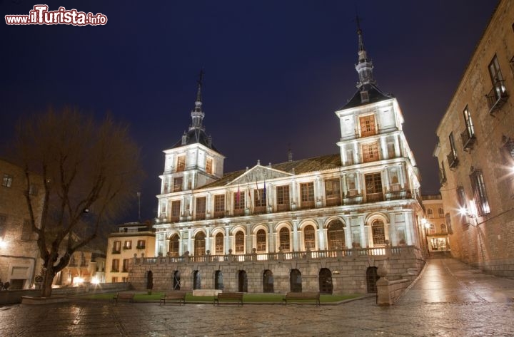 Immagine Il Palazzo Municipale di Toledo domina la Plaza del Ayuntamiento. Costruito nei secoli XVI e XVII sul progetto di Juan Herrera, a cui si deve l'aspetto austero della facciata, l'edificio presenta una perfetta simmetria e una serie di colonne toscane che evocano il classicismo italiano.- © Renata Sedmakova / Shutterstock.com