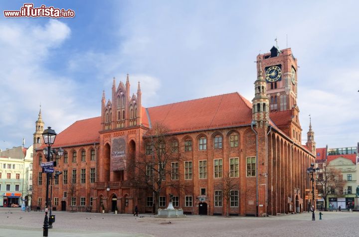 Immagine Municipio di Torun, Polonia. Il trecentesco palazzo municipale, conosciuto con il nome di Ratusz Staromiejski, è uno dei Municipi più monumentali dell'Europa centrale. Al suo interno ospita pregevoli decori artistici - © MagMac83 / Shutterstock.com