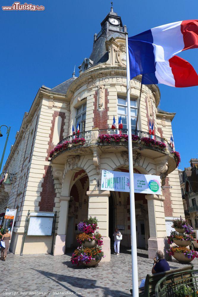 Immagine Il municipio di Trouville-sur-Mer, cittadina sulla costa normanna, nel nord della Francia - © Petr Kovalenkov / Shutterstock.com