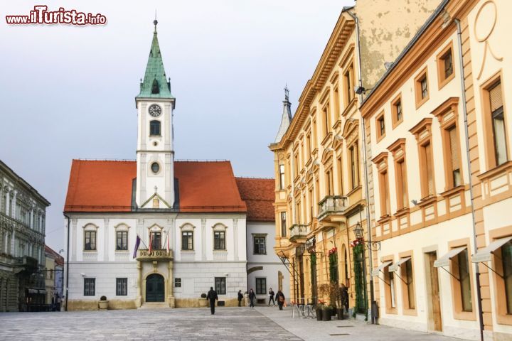 Immagine Il Municipo di Varazdin fu costruito nel XVI secolo in stile romanico-gotico ed è ancora oggi uno degli edifici più significativi della città croata - foto © paul prescott