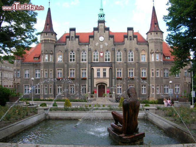 Immagine Il Municipio di Walbrzych, Polonia. La città fu occupata dai nazisti durante la Seconda Guerra Mondiale e liberata successivamente dall'Armata Rossa - foto © Macdriver - CC BY-SA 3.0 - Commons