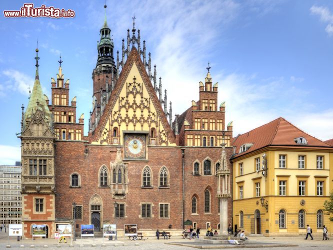 Immagine Dettaglio del Municipio di Breslavia, Polonia - La bella facciata orientale del palazzo del Municipio è datata attorno al 1500: ha un frontone con una ricca decorazione gotica e una cresta di 17 pinnacoli. Al suo centro vi è l'orologio astronomico del 1580 © ppl / Shutterstock.com