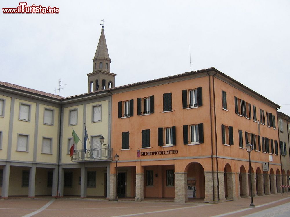 Immagine Municipio e piazza centrale di Gatteo, provincia di Forlì-Cesena in Emilia-Romagna - © Icio747~commonswiki presunto, Pubblico dominio, Wikipedia