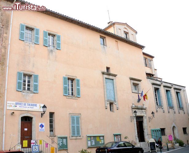 Immagine Il Municipio e l'Ufficio del Turismo di Saint-Cezaire-sur-Siagne, suggestivo comune francese affacciato sulle gole della Siagne, fiume che sfocia nel Mar Mediterraneo dopo un tortuoso percorso di 44 chilometri. A chi piace l'atmosfera dei tipici villaggi di Provenza e Costa Azzurra, questo borgo medievale arroccato sulle pareti rocciose a picco sul fiume, è fra quelli più caratteristici da visitare - © Jacques MOSSOT - CC BY-SA 4.0 - Wikimedia Commons.