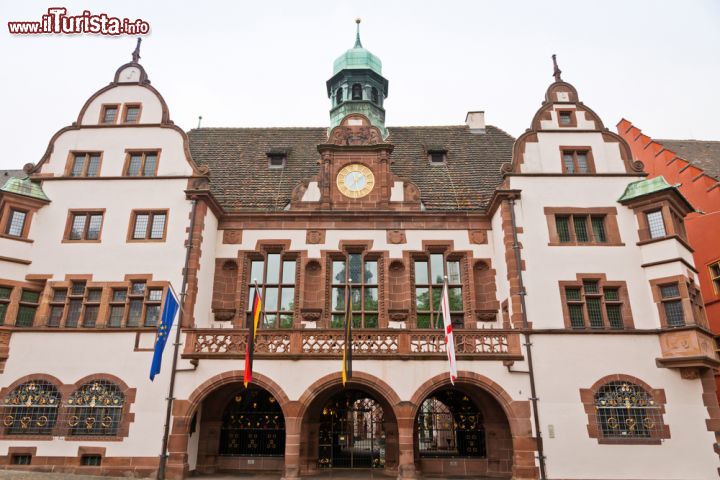 Immagine Il palazzo dell'attuale municipio (Altes Rathaus) di Friburgo in Brisgovia (Germania) fu costruito nel 1559 - foto © katatonia82 / Shutterstock.com