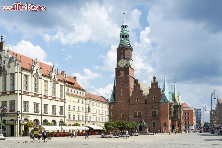 Immagine Municipio gotico e Piazza del Mercato a Breslavia, Polonia - Sorge isolato al centro della Piazza del Mercato il bel palazzo municipale di Breslavia, uno dei principali monumenti storico artistici della città © ppart / Shutterstock.com