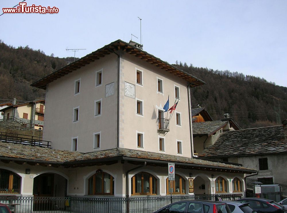 Immagine Il Municipio del Comune di Saint-Oyen, Valle d'Aosta. Siamo lungo la strada che conduce al Passo del Gran San Bernardo