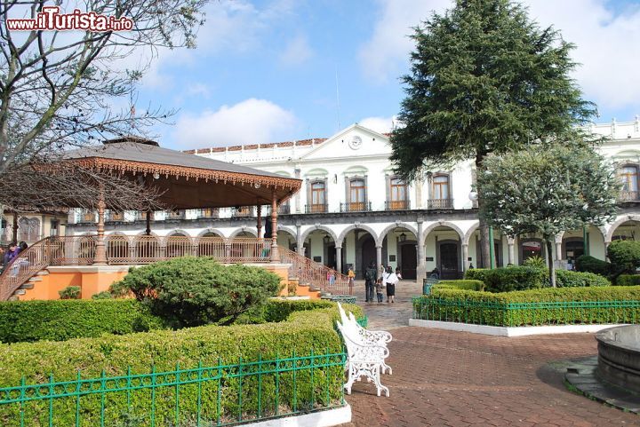 Immagine La piazza principale di Zacatlán (Puebla), conosciuta più comunemente come Plaza de Armas. L'edificio che si vede nella foto è il Municipio - foto © Alejandro Linares Garcia / Wikipedia