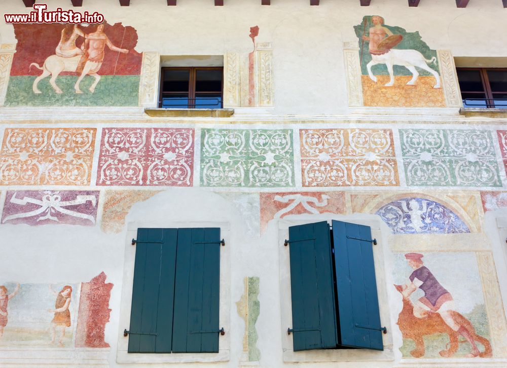 Immagine Mura affrescate in un palazzo di Spilimbergo, Friuli