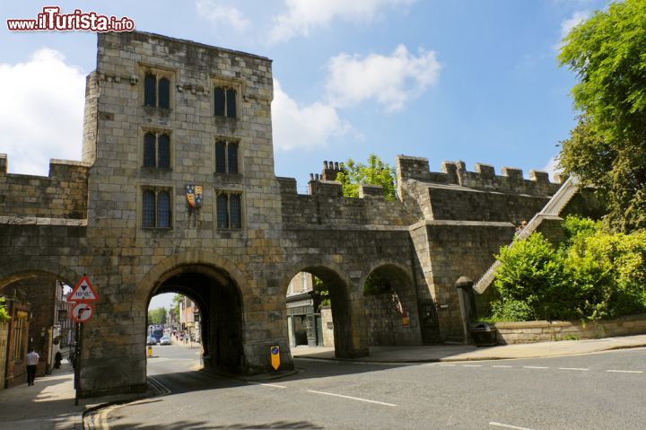 Immagine Le mura dell'epoca medievale racchiudono il centro storico della città di York, nel nord dell'Inghilterra - foto © WDG Photo /Shutterstock