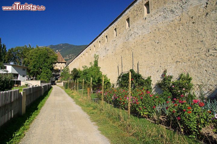 Immagine Le mura della città di Glorenza in Alto Adige. Completamente rasa al suolo nel 1499, dopo la battaglia della Calva, durante la guerra sveva che oppose l'imperatore Massimiliano I° alla confederazione dei tredici cantoni, Glorenza venne fatta ricostruire e munire di mura, tutt'oggi conservate intatte e uno dei principali luoghi di interesse della città, trasformandosi in una testa di ponte verso i possedimenti asburgici in Svizzera - © LianeM / Shutterstock.com