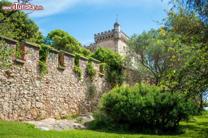 Immagine Mura del castello di Castelldefels vicino a Barcellona, Spagna - E' uno scenario bucolico, con piante indigene e altre esotiche, a incorniciare il castello della città racchiuso da mura fortilizie © Alberto Zamorano / Shutterstock.com