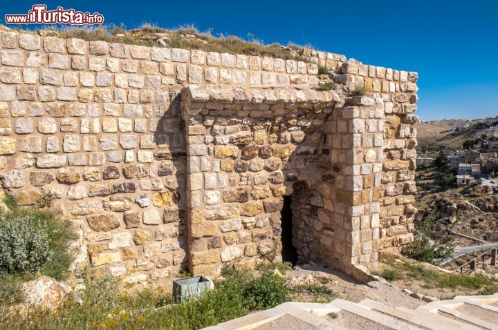 Immagine Mura del castello di Karak, Giordania. Una porzione delle imponenti mura che circondano il castello crociato. Visitandolo si possono ammirare fra l'altro la caserma, le cucine, le prigioni, i resti di un palazzo mammalucco e il mastio - © Anton_Ivanov / Shutterstock.com