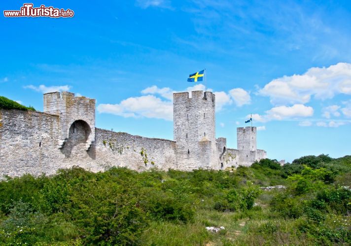 Immagine Le mura difensive di Visby (Svezia) si estendono per oltre 3,5 km lungo tutto il perimetro del centro storico della piccola cittadina sull'isola di Gotland - Foto © Fretschi / Shutterstock.com