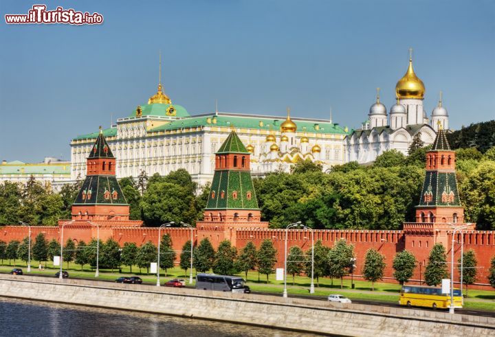 Immagine Mura e complesso del Cremlino di Mosca, Russia - Simbolo per eccellenza della città russa, il Cremlino rappresenta la parte più antica di Mosca. E' circondato dai bellissimi giardini di Alessandro ed è sede delle istituzioni governative di tutto il paese © OlegDoroshin / Shutterstock.com