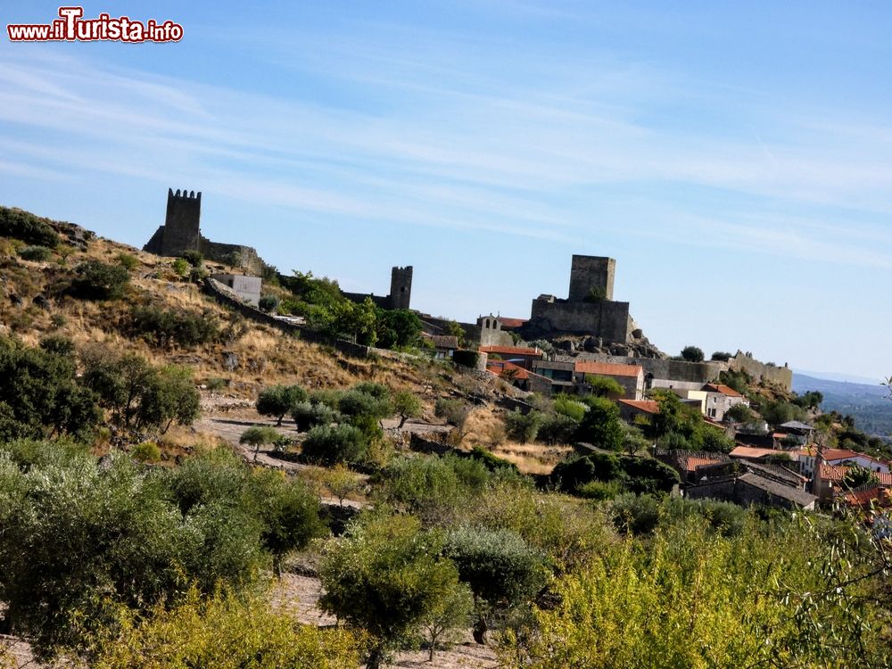 Immagine Mura e fortificazioni del villaggio storico di Marialva, Portogallo. 