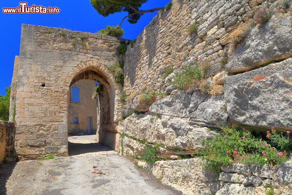 Immagine Mura e porta medievale dell'antica città di Bonnieux, Provenza, Francia.