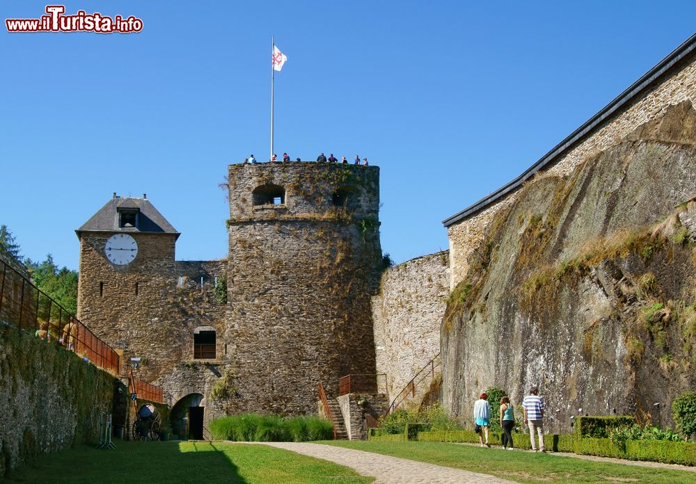 Immagine Mura e torri del castello medievale di Bouillon, Belgio. Con il suo dedalo di corridoi e le enormi sale con soffitto a volta, questo maniero è considerato il più antico monumento dell'età feudale del Belgio.