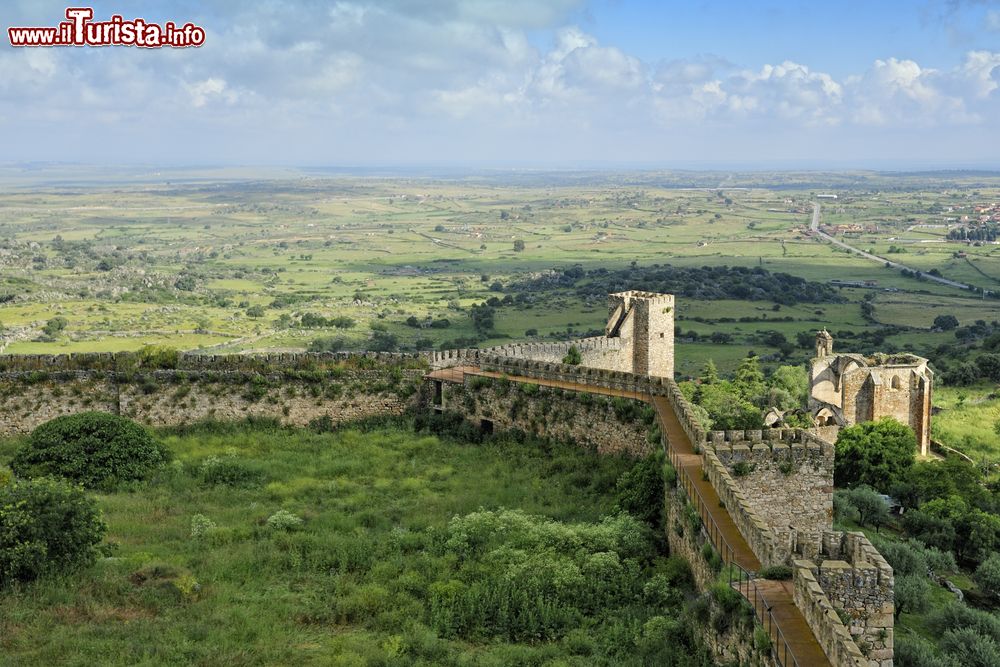 Immagine Mura e torri difensive del castello di Trujillo, Spagna. Edificato in muratura e malta, questo complesso è costituito da due parti, la corte d'armi e il torrione sporgente.