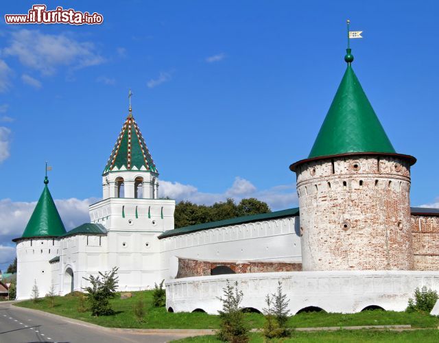 Immagine Le mura turrite del grande complesso di Ipatiev a Kostroma. All'interno di questa maestosa struttura si possono ammirare gli splendidi affreschi realizzati dal famoso pittore locale Guri Nikitin e dai suoi allievi e che abbelliscono la Cattedrale della Trinità - © Art Konovalov / Shutterstock.com