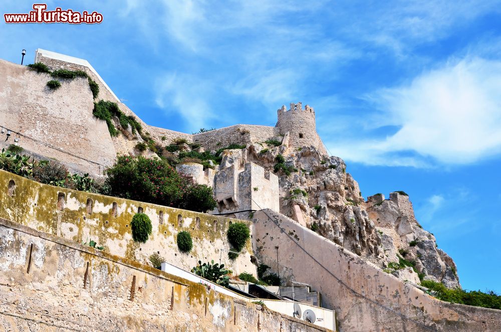 Immagine Un'immagine delle mura e dei torrioni difensivi nel borgo antico di San Nicola, sull'omonima isola delle Tremiti (Puglia).