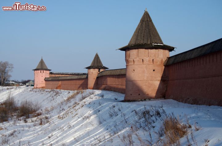 Immagine Mura del monastero di Sant' Eutimio a Suzdal, Russia - Fondato nel 1352 su una falesia a picco sul fiume Kamenka, il monastero di Sant'Eutimio aveva originariamente pareti in legno andate purtroppo distrutte durante le invasioni polacco lituane del XVII° secolo. Successivamente fu costruita una vera fortezza in pietra che sopravvive ancora oggi. Uscendo dal monastero e proseguendo a piedi sino alla fine del muro che circonda l'edificio religioso si può ammirare uno splendido panorama sulla città © Natalia Sidorova / Shutterstock.com