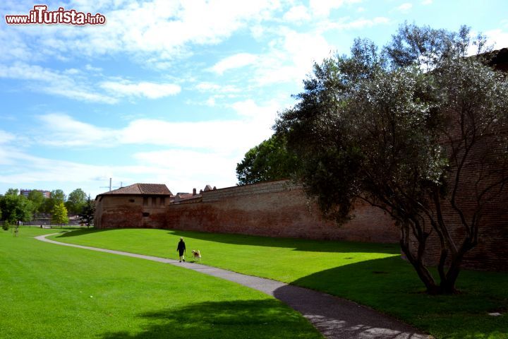 Immagine Le mura risalenti al XVI secolo della città di Tolosa (Toulouse) corrono lungo l'attuale giardino Raymond VI, proprio di fronte al museo de Les Abattoirs.