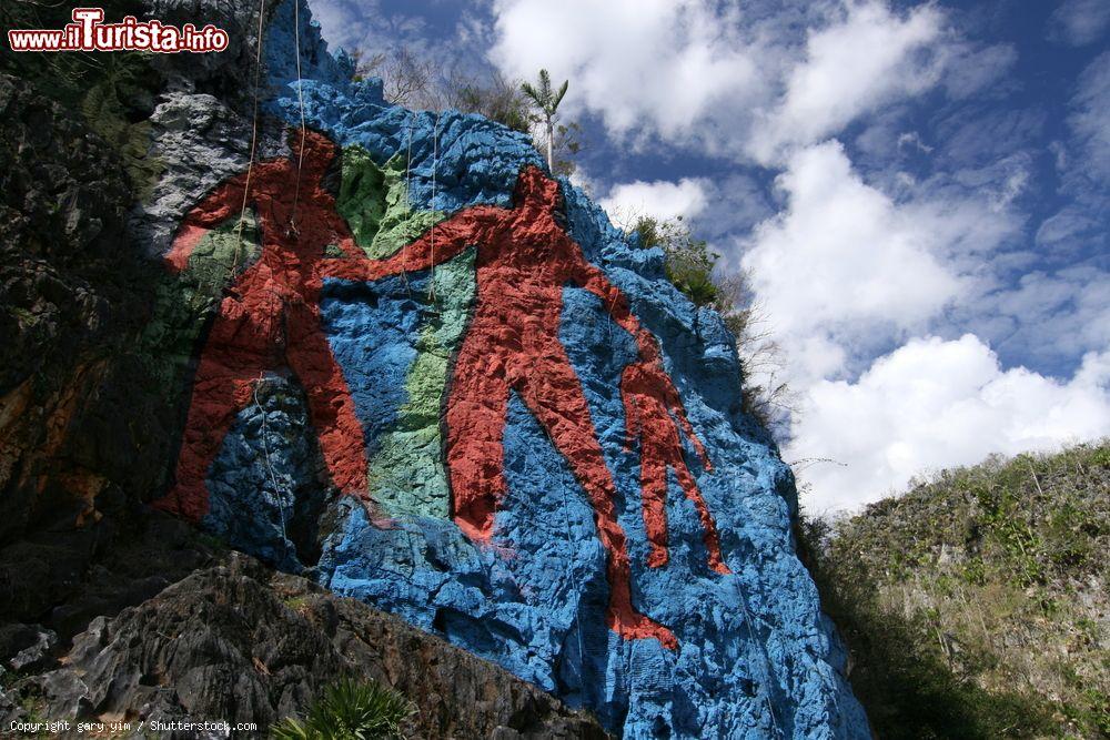 Immagine Il Mural de la Prehistoria, un gigantesco murale sulla parete di un mogote nella Valle de Viñales, Cuba - © gary yim / Shutterstock.com