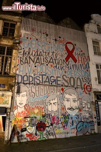 Immagine Il famoso murale contro l'hiv a Bruxelles, è stato dipinto dietro la Grote Markt (Grand-Place), la piazza principlae della capitale belga.