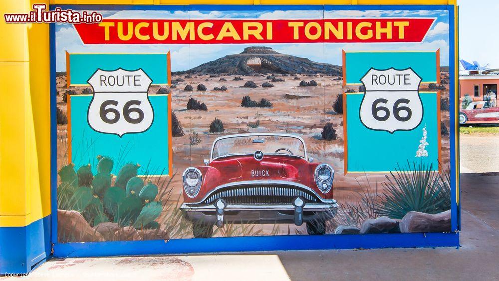 Immagine Murales commemorativo della città di Tucumcari, New Mexico, Stati Uniti. Un bel dipinto con i simboli della Route 66 e al centro un modello della casa automobilistica americana fondata da David Dumbar Buick nel 1903 a Flint - © Steve Lagreca / Shutterstock.com