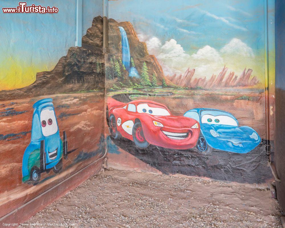 Immagine Murales della Route 66 al Blue Swallow Motel di Tucumcari, New Mexico, Stati Uniti. I personaggi di Saetta McQueen, un veicolo Nascar, e di Sally Carrera, una Porsche 996, ritratti assieme a Luigi, una Fiat 500, protagonisti del film della Pixar "Cars" - © Steve Lagreca / Shutterstock.com