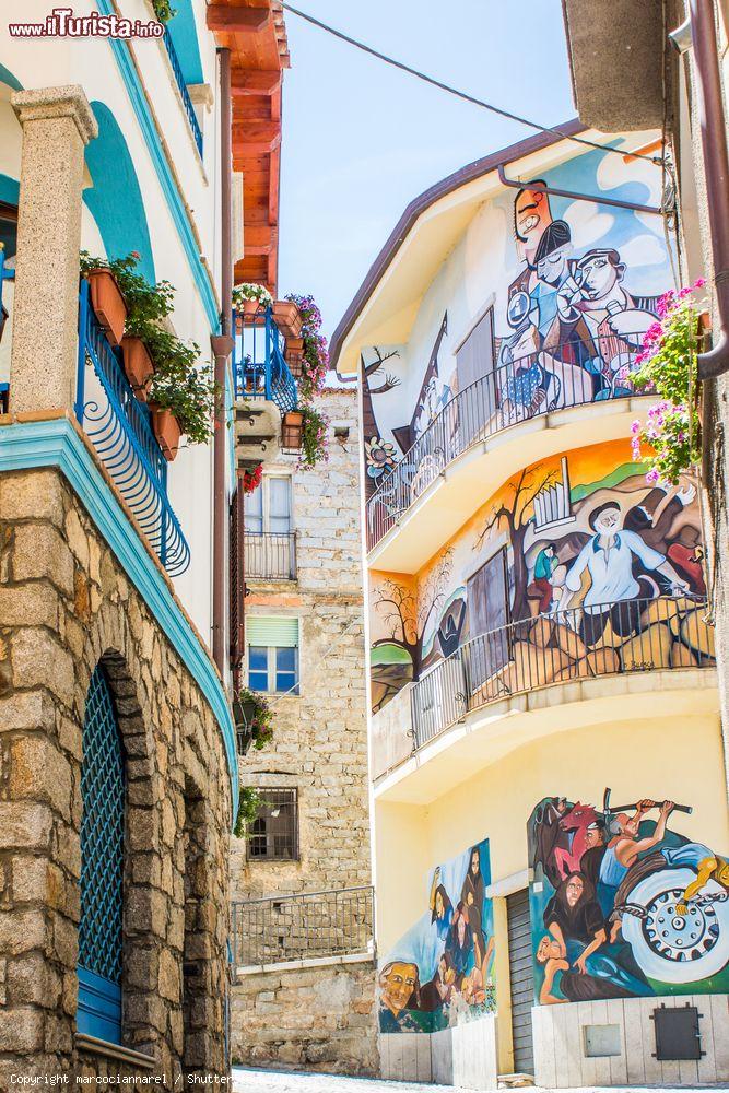 Immagine Murales in una strada di Orgosolo in Sardegna - © marcociannarel / Shutterstock.com
