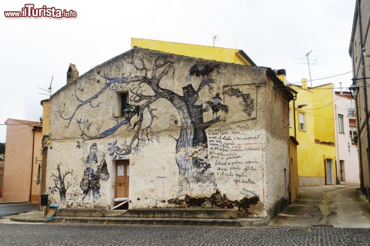 Immagine Murales nel centro storico di Lula in Sardegna - © sabdor85 / Panoramio.com
