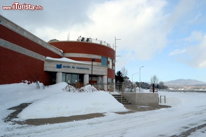 Immagine La Malbaie, Musée de Charlevoix: è situato all'incrocio tra la Route 362 ed il Chemin du Havre, nella cittadina di La Malbaie. Oltre alle esposizioni permanenti, organizza anche eventi, spettacoli ed attività gratuite.